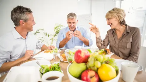 Adultos mayores en una comida saludable Adultos mayores en una comida saludable