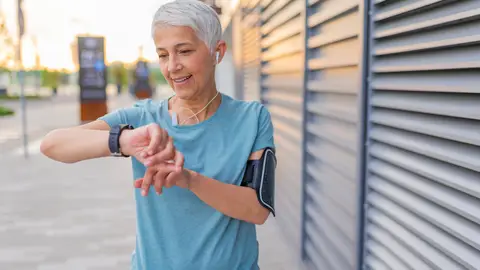 Mujer midiendo la frecuencia cardiaca Mujer midiendo la frecuencia cardiaca