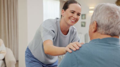 Expertos aconsejan evitar el lenguaje paternalista hacia las personas mayores y que se les de voz para fomentar su autonomía