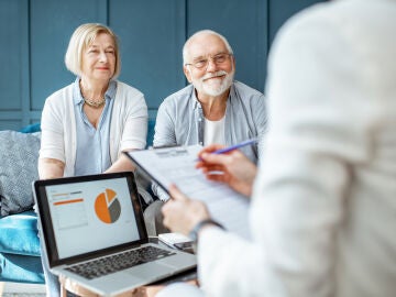 Personas mayores recibiendo ayuda con tr&aacute;mites digitales