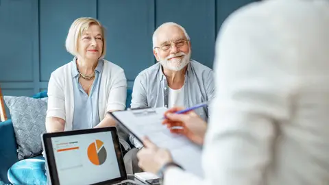 Personas mayores recibiendo ayuda con trámites digitales Personas mayores recibiendo ayuda con trámites digitales