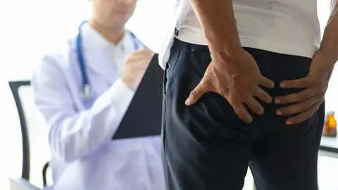Paciente con dolor anal acudiendo al médico Paciente con dolor anal acudiendo al médico