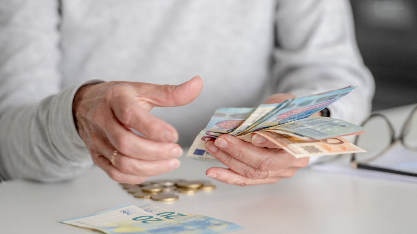 Persona mayor contando el dinero