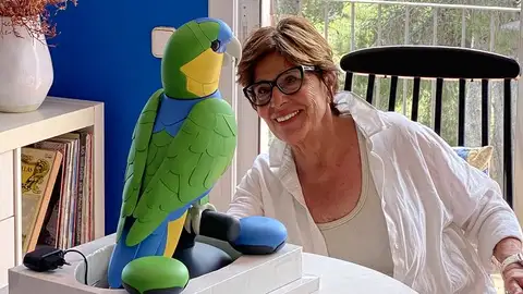 Onorato el loro con IA que acompaña a las personas mayores Onorato el loro con IA que acompaña a las personas mayores
