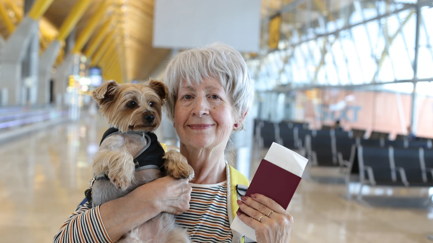 Mujer mayor que viaja con su perro Mujer mayor que viaja con su perro