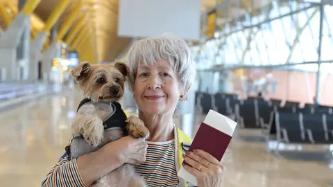 Mujer mayor que viaja con su perro Mujer mayor que viaja con su perro