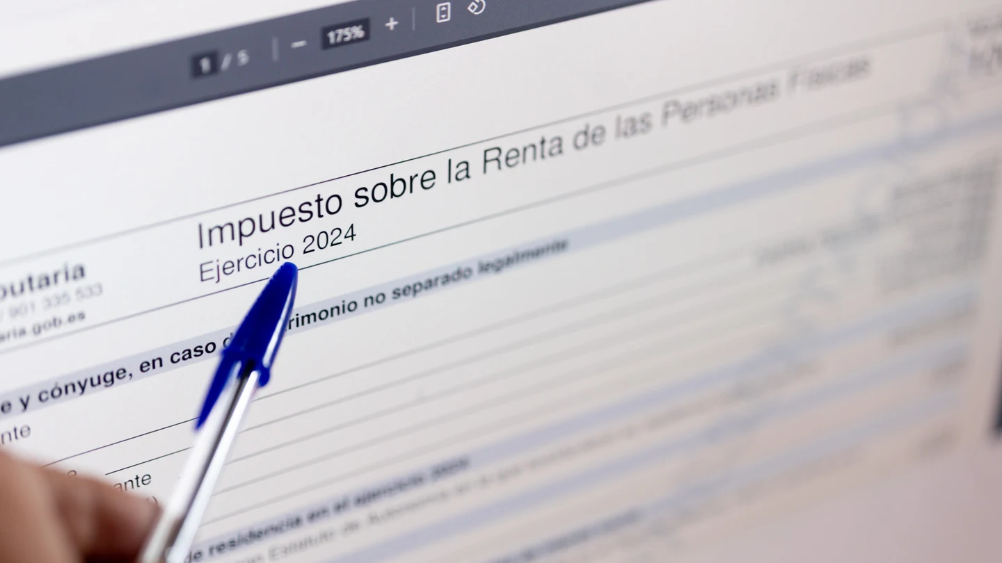 Una persona cumplimenta la declaración de la Renta Una persona cumplimenta la declaración de la Renta