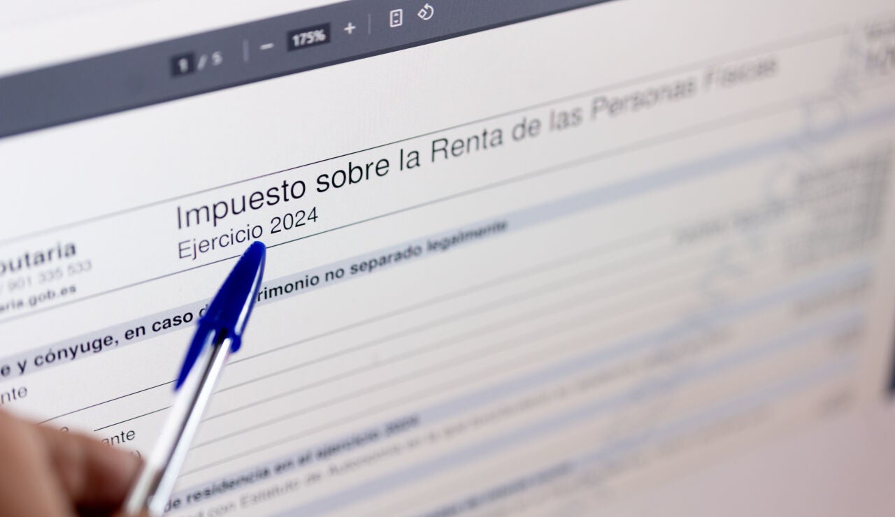 Una persona cumplimenta la declaraci&oacute;n de la Renta