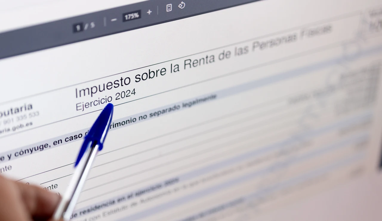 Una persona cumplimenta la declaración de la Renta