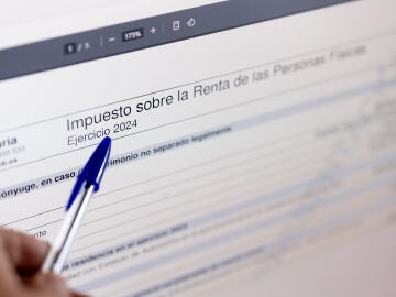 Una persona cumplimenta la declaraci&oacute;n de la Renta