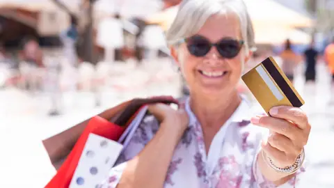 Mujer mayor disfrutando de compras Mujer mayor disfrutando de compras