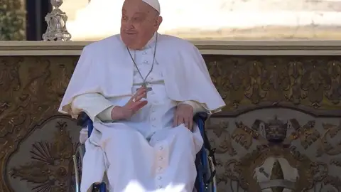El Papa reaparece en público en la Plaza de San Pedro: "Buen domingo a todos y gracias" El Papa reaparece en público en la Plaza de San Pedro: "Buen domingo a todos y gracias"