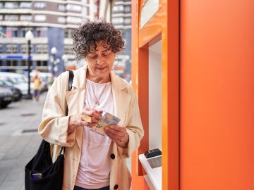 Mujer retirando dinero del cajero