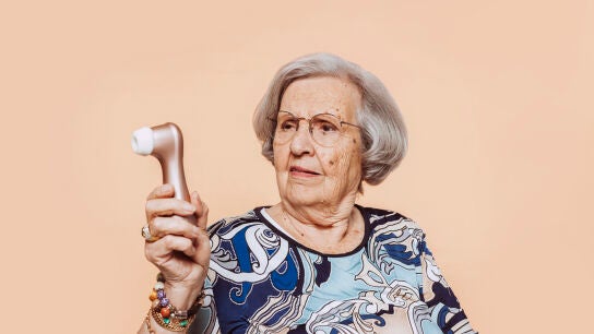 Mujer mayor sosteniendo un succionador de cl&iacute;toris