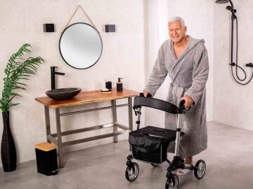 Hombre mayor con un andador Ridder