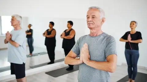 Grupo de personas mayores haciendo yoga Grupo de personas mayores haciendo yoga