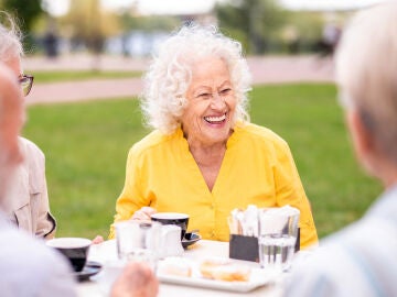 Personas mayores tomando caf&eacute;