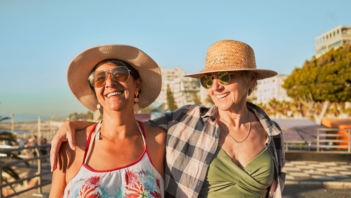 Mujeres mayores en la playa