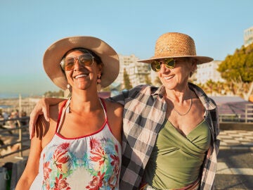 Mujeres mayores en la playa