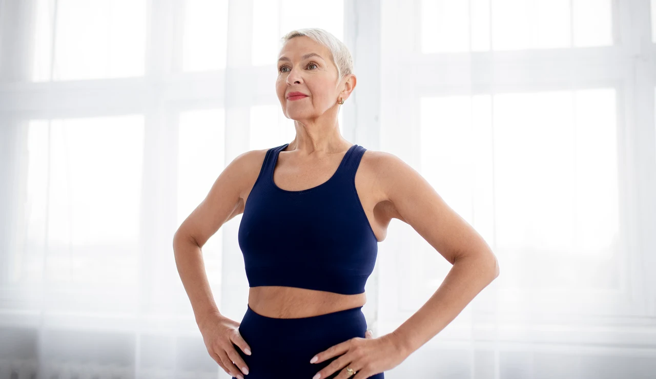 Mujer en edad madura vestida de deporte