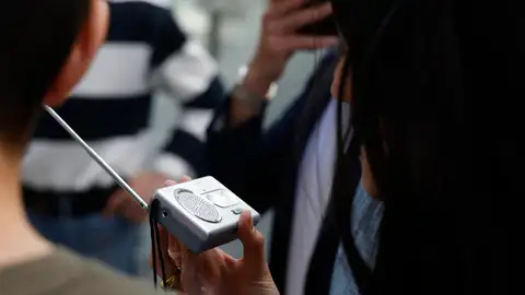 Una mujer escucha la radio durante el apagón en el suministro eléctrico. Una mujer escucha la radio durante el apagón en el suministro eléctrico.