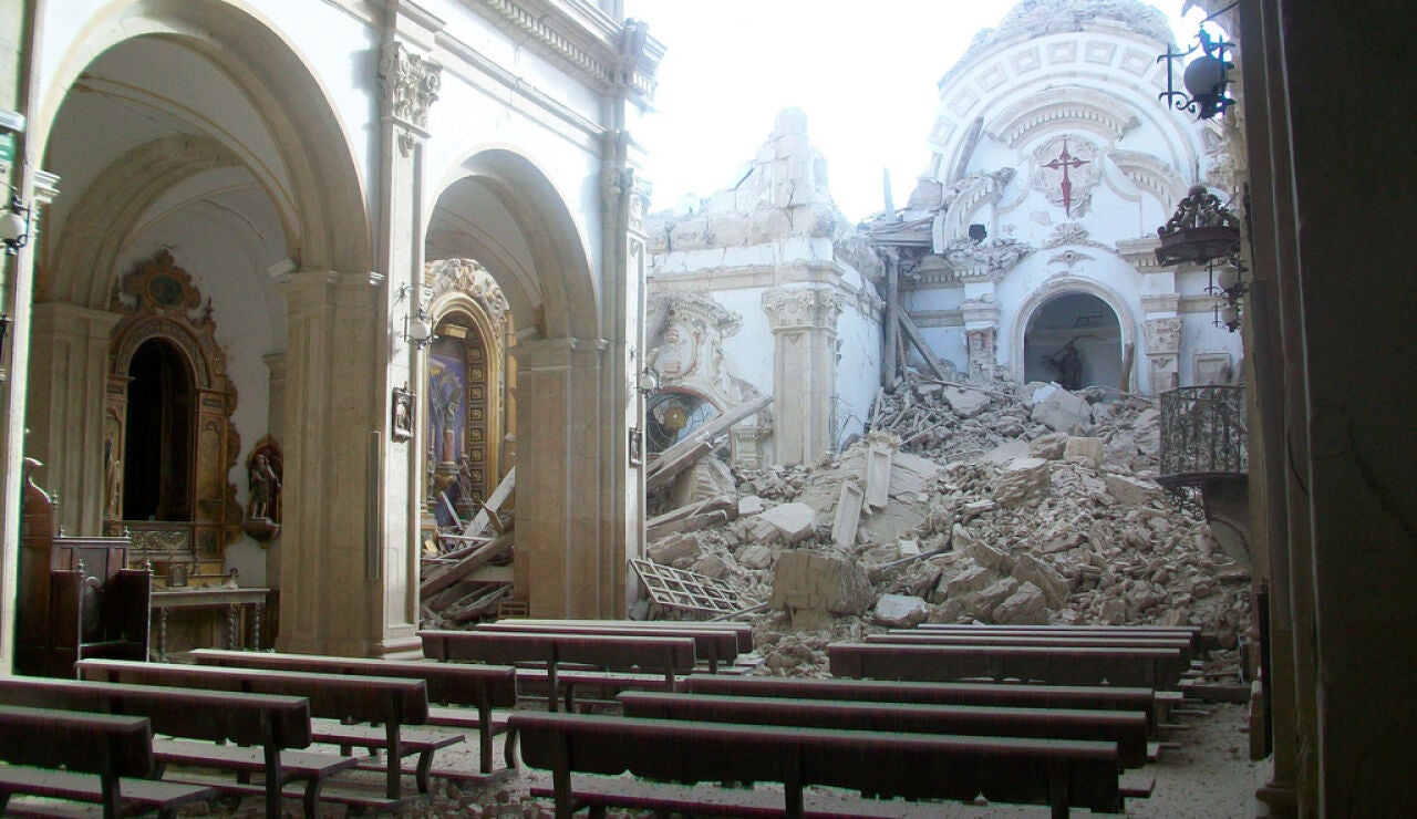 Estado de la iglesia de Santiago, hundida tras el terremoto en Lorca, Murcia