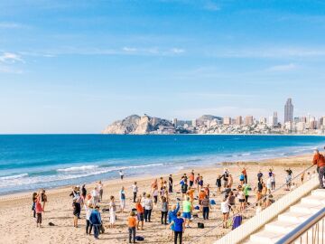 Personas mayores haciendo gimnasia en una playa de Benidorm