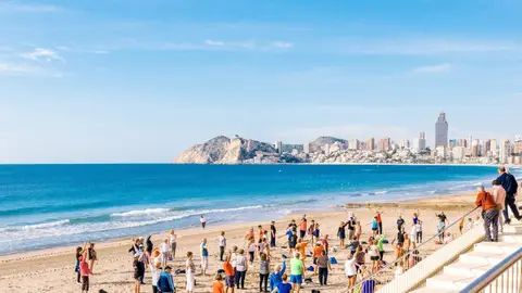 Personas mayores haciendo gimnasia en una playa de Benidorm Personas mayores haciendo gimnasia en una playa de Benidorm