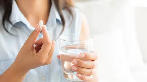 Mujer tomando un medicamento Mujer tomando un medicamento