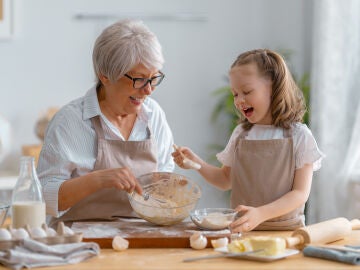 Abuela y nieta cocinando