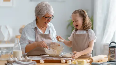 Abuela y nieta cocinando Abuela y nieta cocinando
