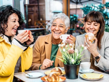 Mujeres tomando caf&eacute;
