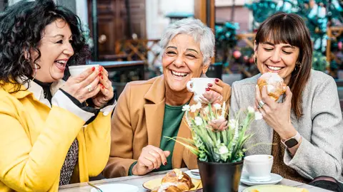 Mujeres tomando café Mujeres tomando café
