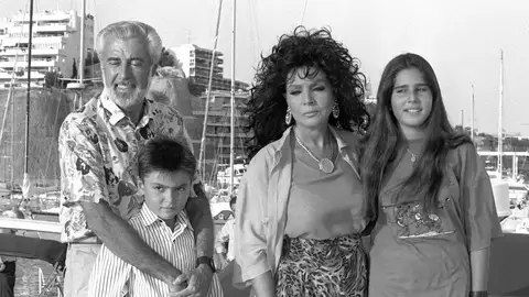 Sara, con Pepe Tous y sus dos hijos, en Mallorca Sara, con Pepe Tous y sus dos hijos, en Mallorca