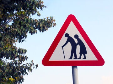 Se&ntilde;al de tr&aacute;fico P-21b que representa peligro personas mayores cerca