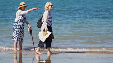 Mujeres en la playa Mujeres en la playa