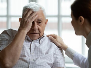Hombre mayor en una residencia