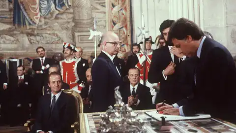 Felipe González, en el momento de firmar el acta de adhesión a la CE Felipe González, en el momento de firmar el acta de adhesión a la CE