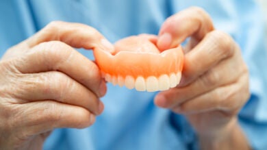 La conexión entre la dentadura postiza y el deterioro cognitivo en adultos mayores