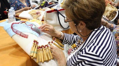 Cantabria teje tradición: Más de 300 personas reivindican el arte del encaje de bolillos