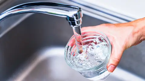 Grifo de agua llenando un vaso Grifo de agua llenando un vaso