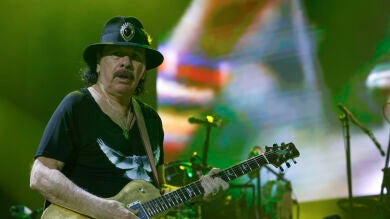 Carlos Santana deslumbra con el paso de su gira Oneness Tour en las Noches del Botánico