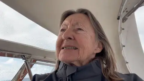 Jeanne Socrates: la mujer que navegó sola alrededor del mundo a los 77 años Jeanne Socrates: la mujer que navegó sola alrededor del mundo a los 77 años