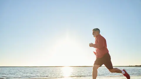 Hombre entrenando al amanecer Hombre entrenando al amanecer