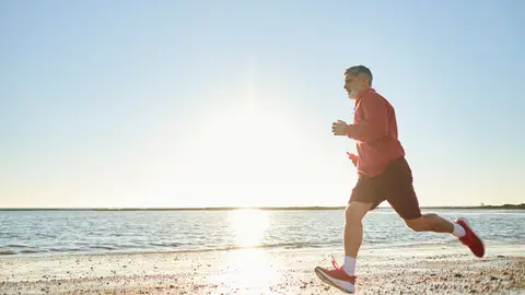Hombre entrenando al amanecer Hombre entrenando al amanecer