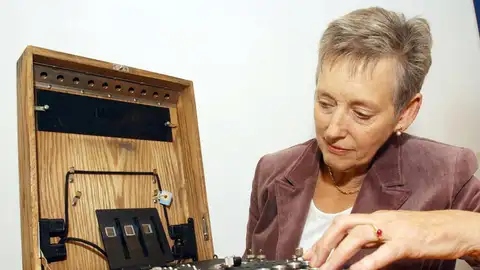 Stella Rimington, observa una máquina decodificadora Enigma Stella Rimington, observa una máquina decodificadora Enigma