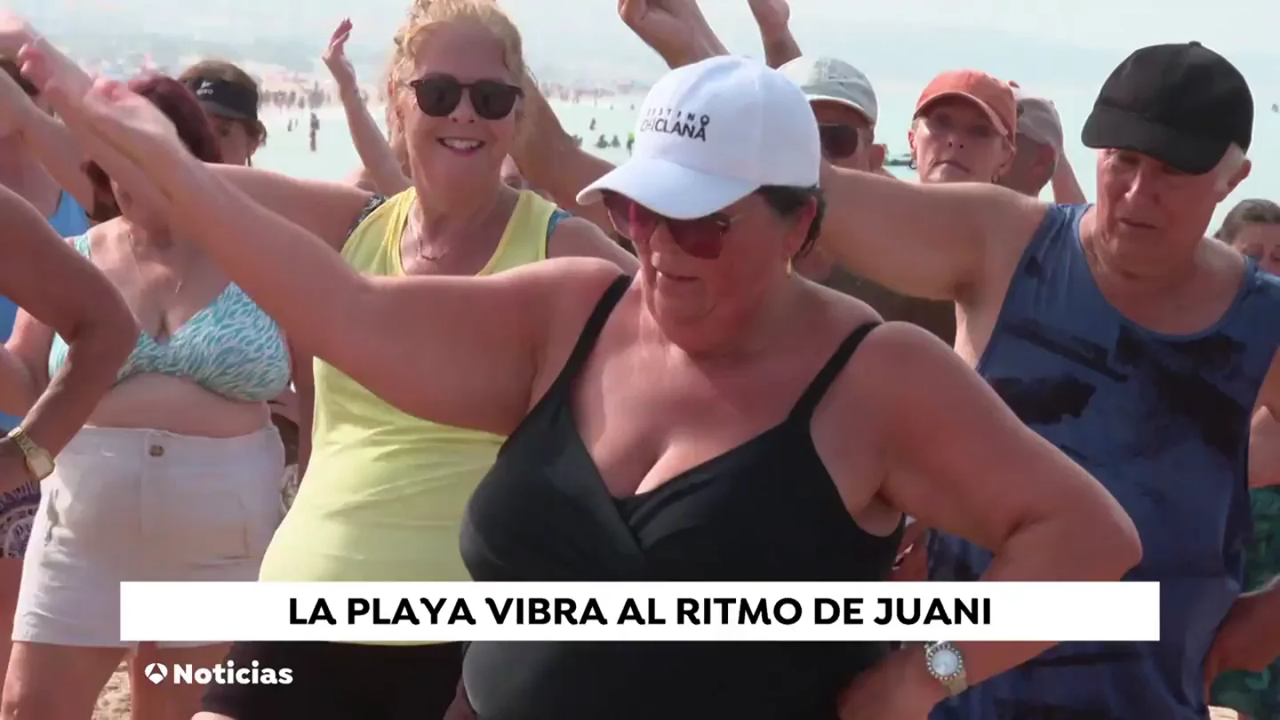 Juani revoluciona las playas de Chiclana con sus clases de gimnasia Juani revoluciona las playas de Chiclana con sus clases de gimnasia