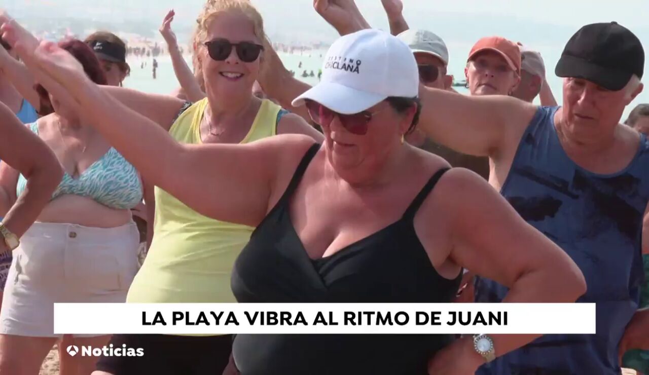 Juani revoluciona las playas de Chiclana con sus clases de gimnasia