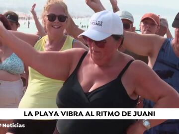 Juani revoluciona las playas de Chiclana con sus clases de gimnasia
