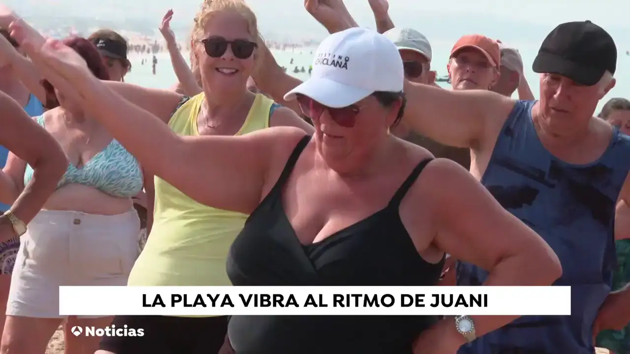 Juani revoluciona las playas de Chiclana con sus clases de gimnasia